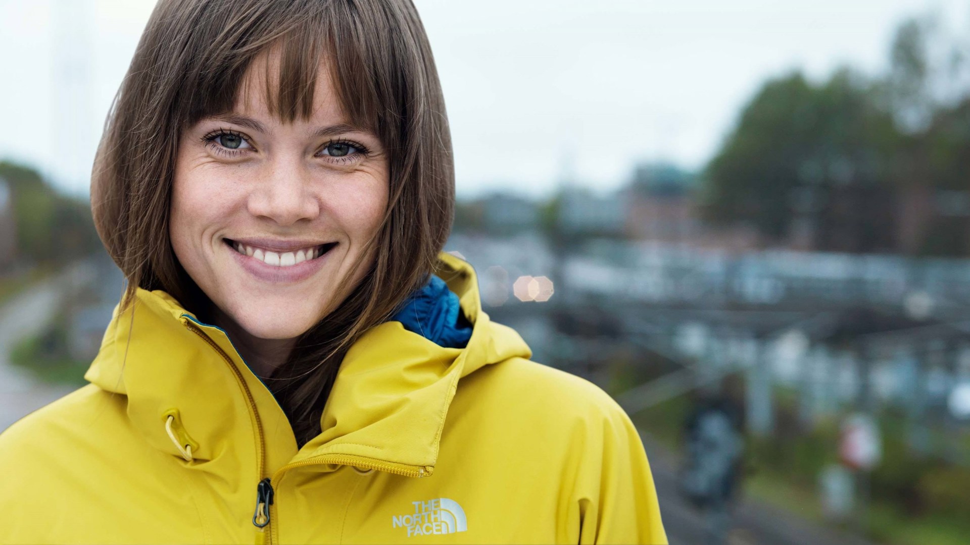 Kvinde Gul Jakke Bredtformat Rollemodel