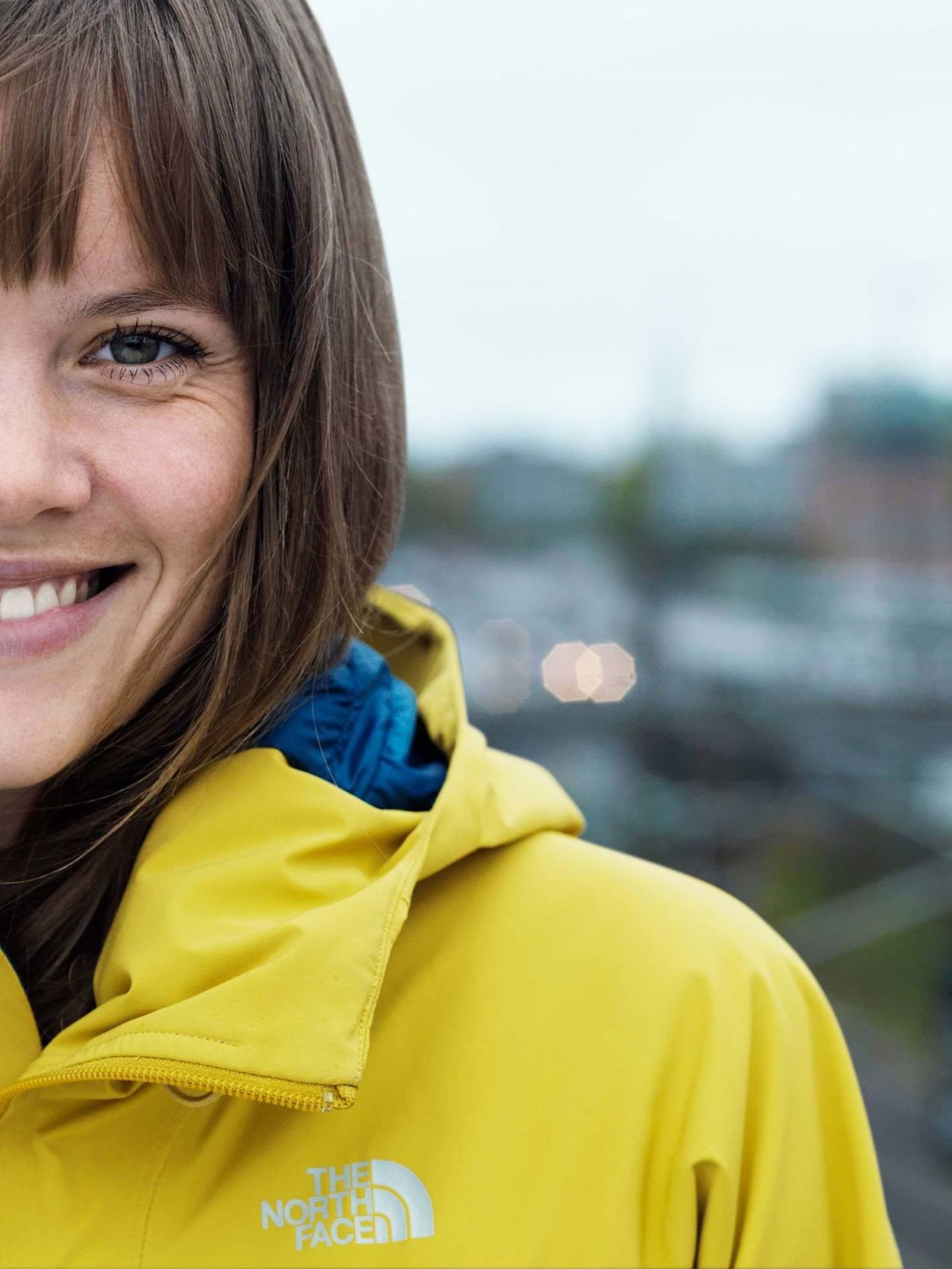 Kvinde Gul Jakke Bredtformat Rollemodel