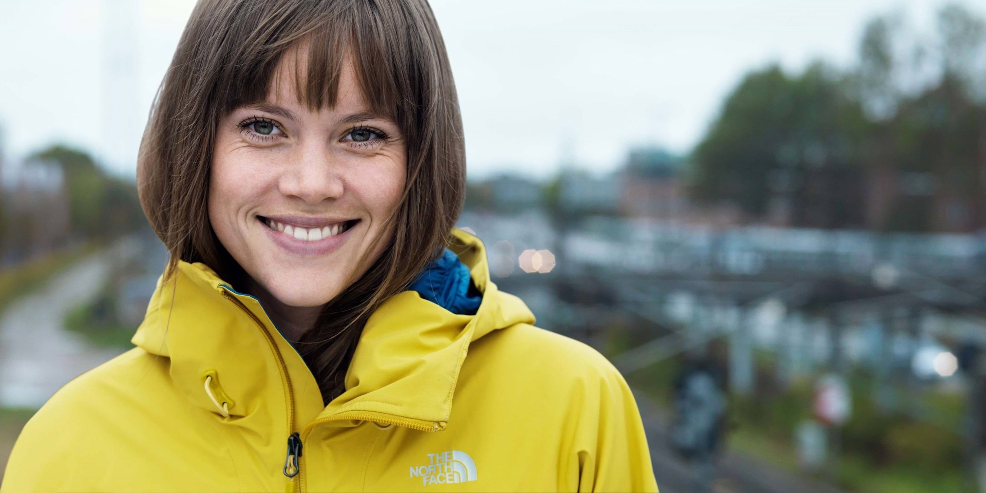 Kvinde Gul Jakke Bredtformat Rollemodel