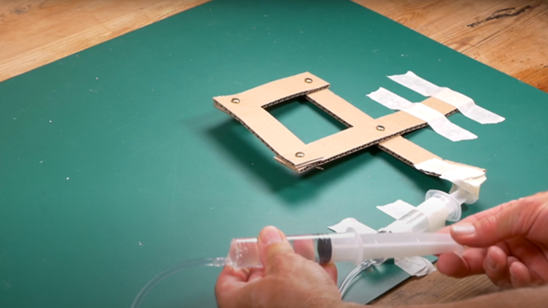 'Bordet fanger', konstruktionsvideo